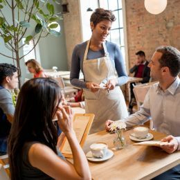 Recruter dans l’hôtellerie et la restauration : comment bien s’y prendre en 2025?